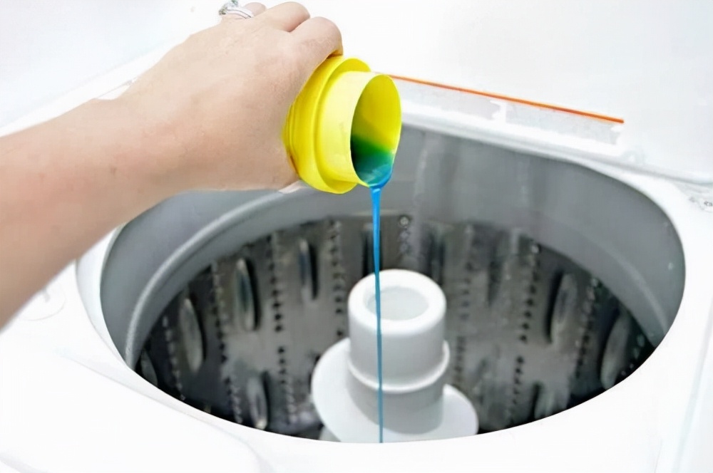 洗衣服只知道倒洗衣液?错了!教你这么做,旧衣服焕然一新