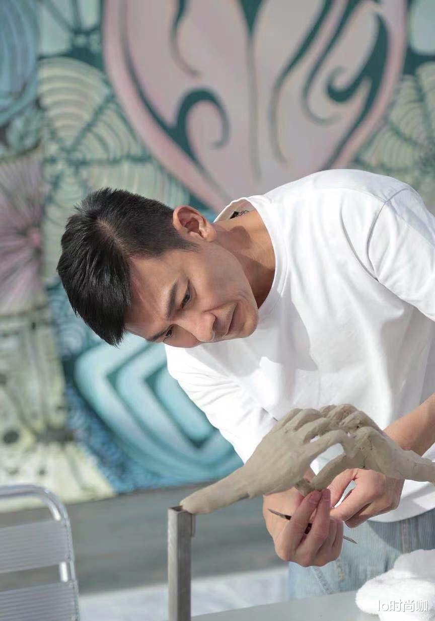 lo时尚咖|华仔原来已经爷爷年纪了，脸部老态初显，但穿白T牛仔裤依旧帅