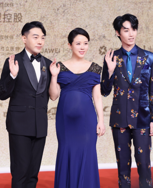 颜丹晨|43岁颜丹晨挺大孕肚游泳！动作缓慢腰肢纤细，老公身份至今成谜