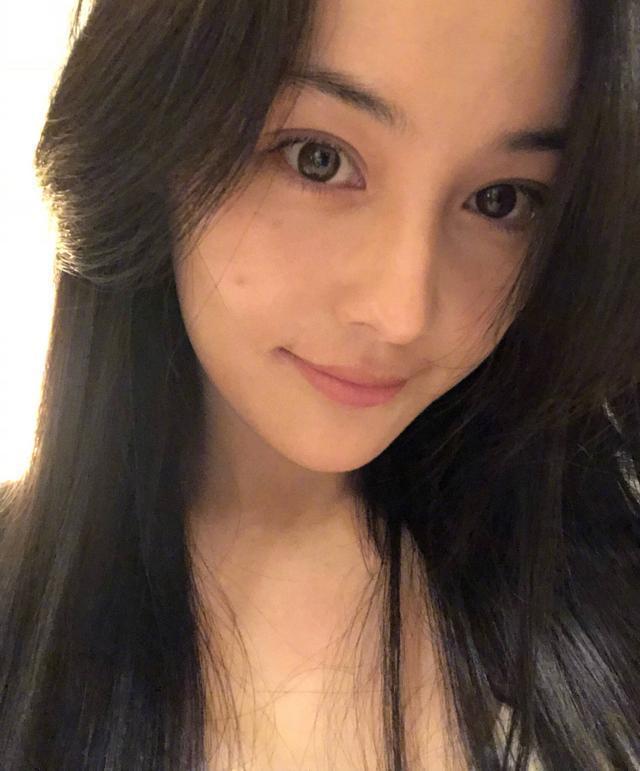 张馨予|张馨予发“合影”秀恩爱，却因“好肌肤”被夸，将自用面霜分享