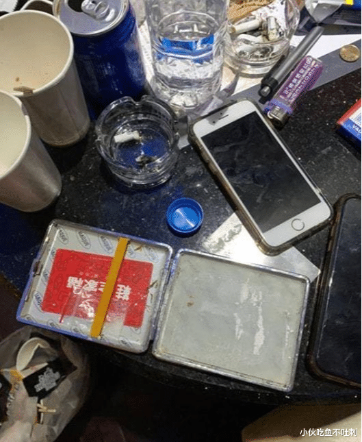 小伙吃鱼不吐刺 小情侣入住酒店，被发现全裸陈尸浴缸，现场发现神秘白色粉末