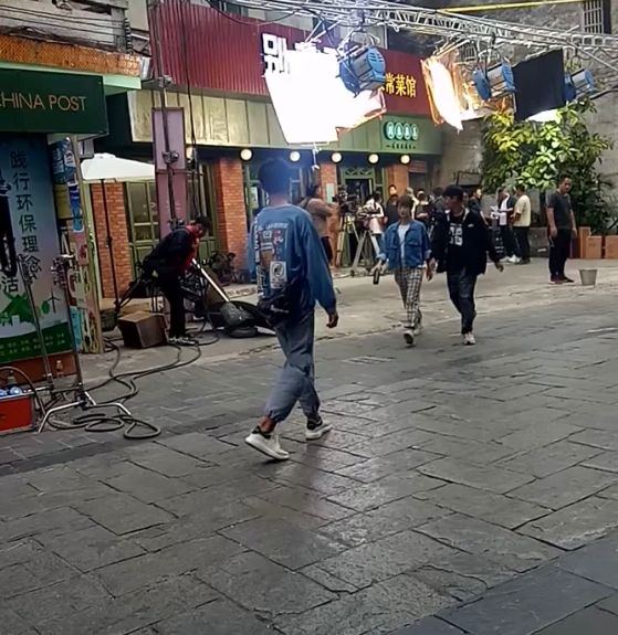 蓝盈莹|海南文昌：蓝盈莹走在大街上，路人拍摄被怒指，“要我就指回去”