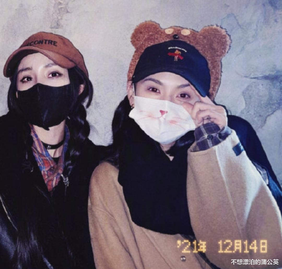 春晚|杨幂15宫格游客照出炉，日常穿平底鞋腿细得像竹竿，化女团妆不输95后