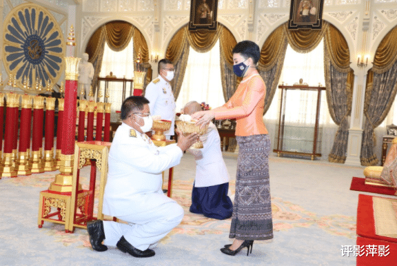 泰國大公主罕見亮相，奉國王之命祈福，依靠育坤傢族再進一步-圖8