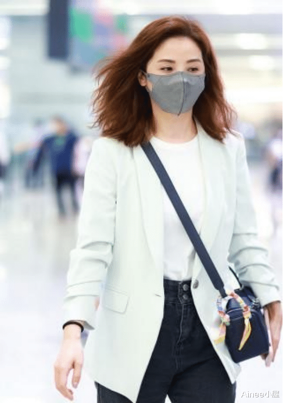 Ainee小屋 蔡卓妍穿挺清新的，奶油色西装配黑色牛仔裤，看脸仍是刚出道的样