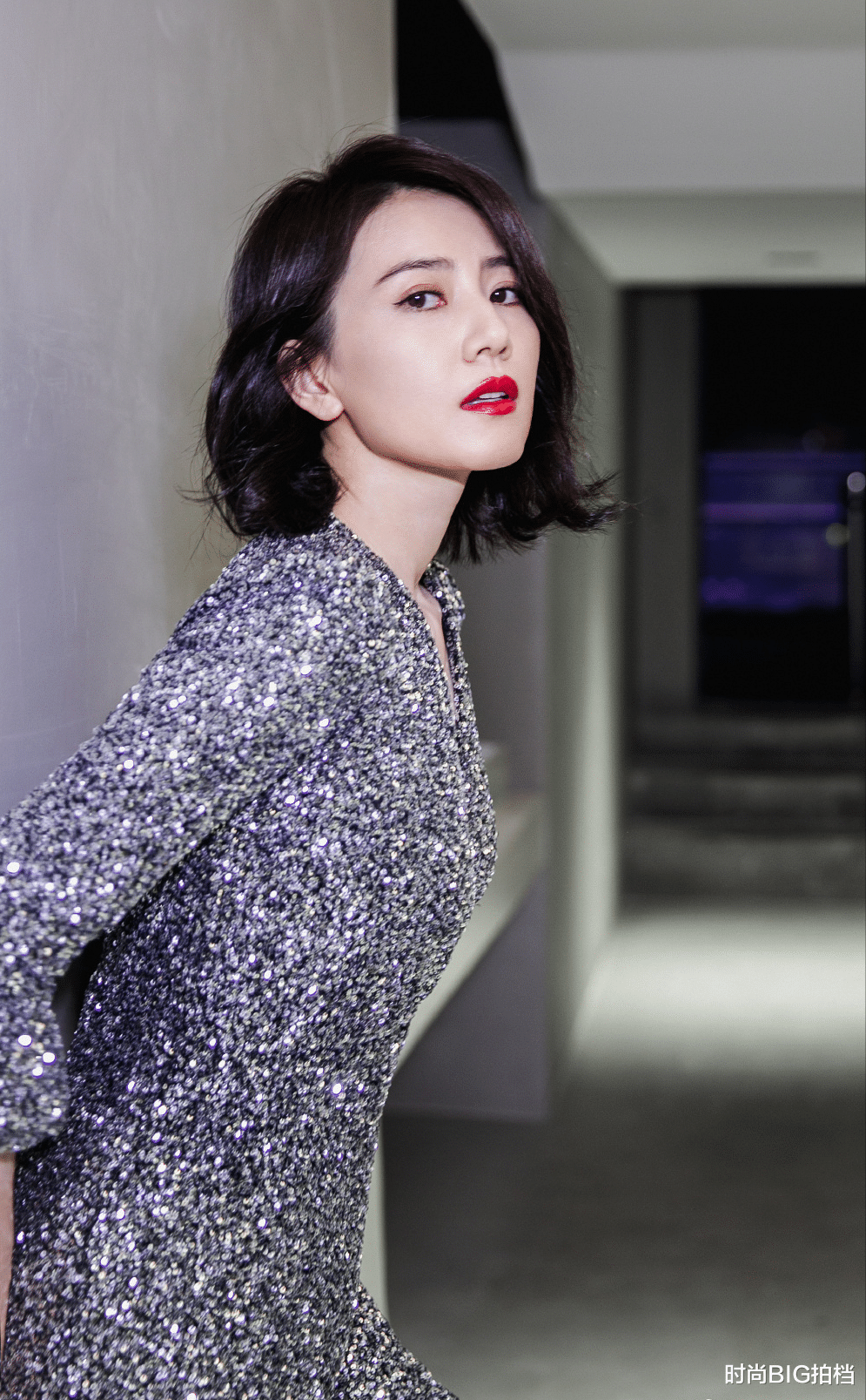 高圆圆|41岁“国民女神”高圆圆美绝了!穿钻石连衣裙秀身材,红唇短发好惊艳