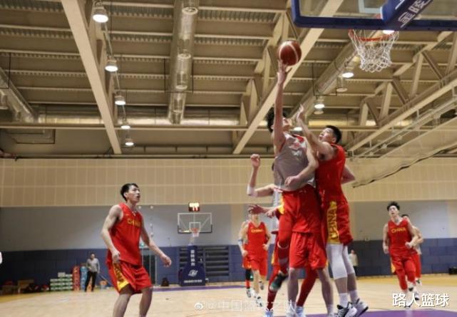 韓德君|中國男籃首次合影！韓德君變小韓 曾凡博身高揭曉 周琦沒水分