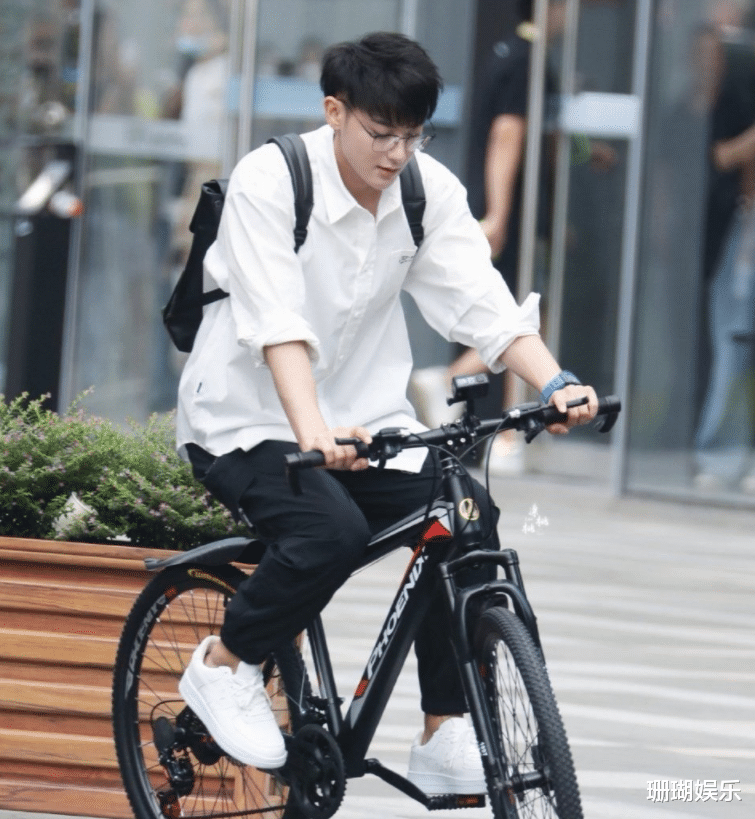 黄子韬|杨紫蒋欣录制《萌探》，嘉宾造型青春，黄子韬不去演校园剧可惜