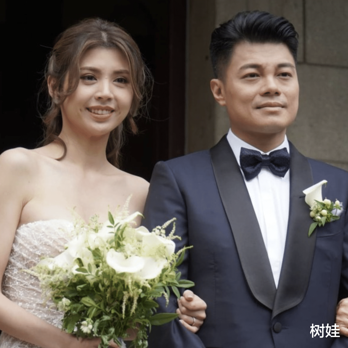 张秀文|港姐张秀文与富二代签字结婚，陈嘉佳哭成泪人，场面感动惹哭新娘