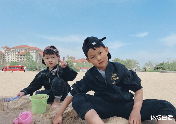 王皓|國乒王皓妻子海邊游玩，34歲身材火辣，2個兒子一黑一白很可愛