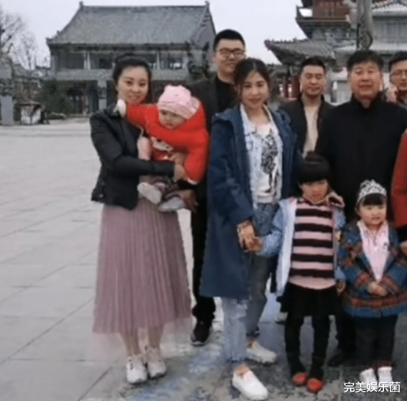 刘诗诗|田静地位180度反转，和杜妈合照只能站角落，跟许妈一起却能站C位