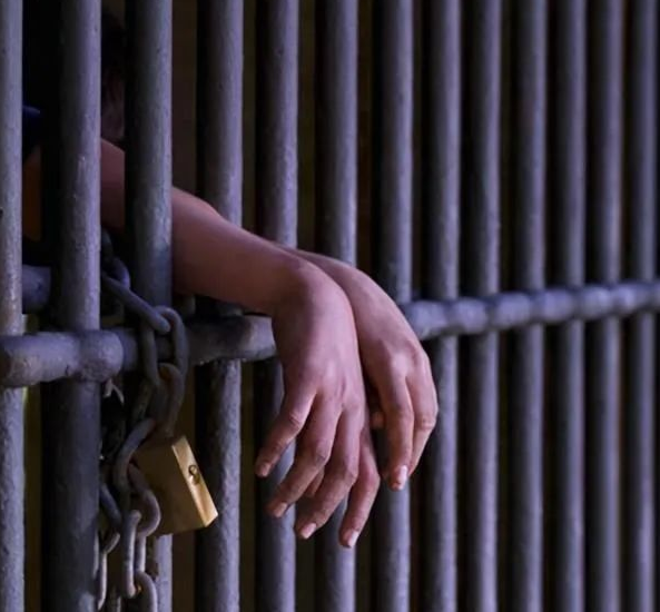 男子推测女邻居独自一人在家产生奸淫想法，翻窗进入侵犯被发现