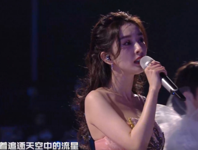 黄磊|跨年晚会女星:杨幂优雅高贵,唐嫣美感十足,白鹿唯美,杨紫惊艳