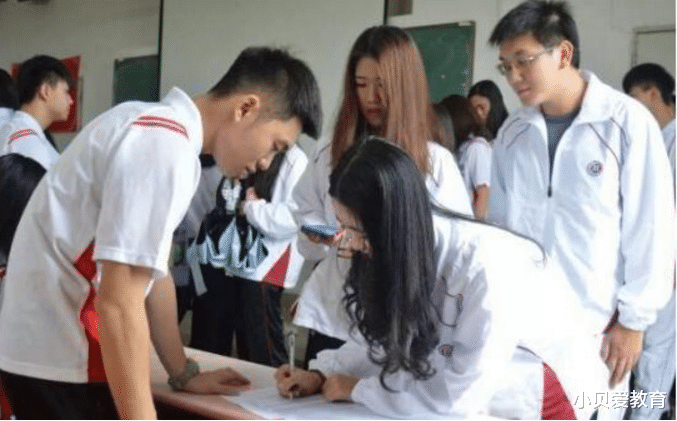 杨紫 初中生的“标准发型”出炉，男生有兵哥哥的气质，女生丑得想哭