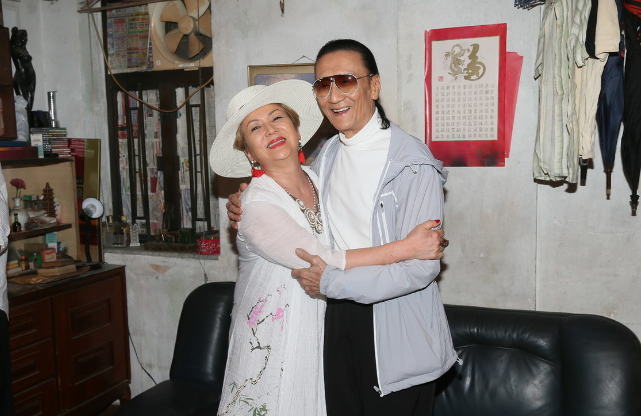 谢贤|84岁谢贤新片宣传照，摘掉墨镜皱纹纵横老态明显，已看淡生死