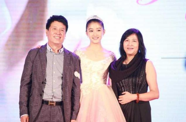 关晓彤|关晓彤隐瞒了二十多年的父亲终于曝光？原来是他，怪不得之前不说