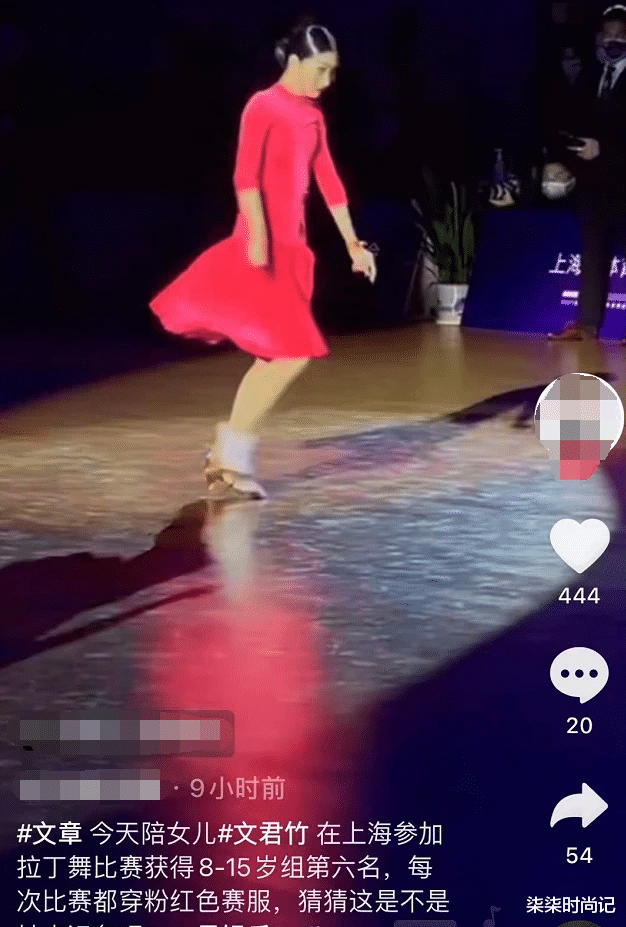 柒柒时尚记|文章陪女儿参加比赛,13岁爱马身高惊人,身旁长发美女疑为新欢?