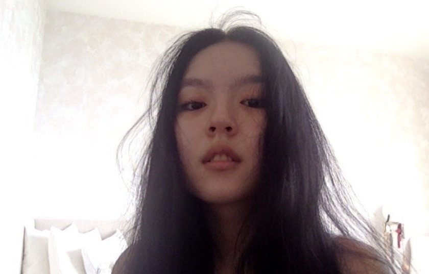 李咏|李咏19岁女儿晒素颜照！穿吊带腹部纹身突出，一个钻石手表12万