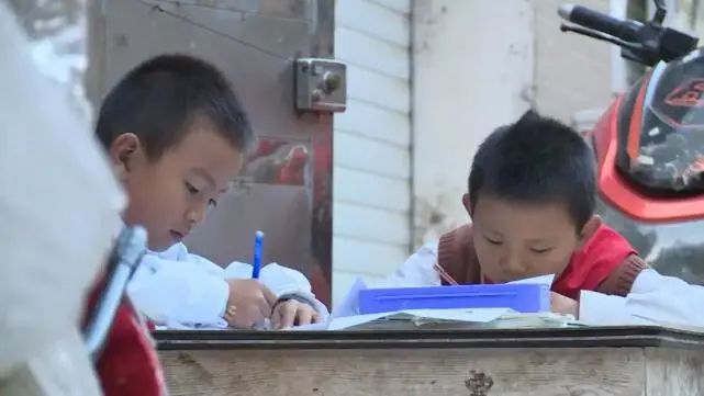 萱爸育儿经|带娃留守老家，老公按时给钱，见不见面无所谓，这届妈妈怎么了？