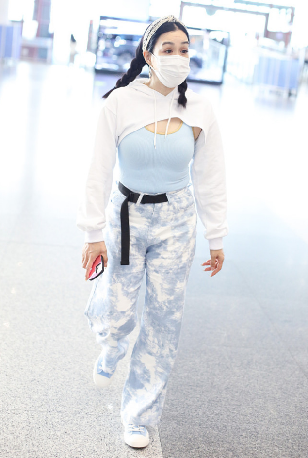 穿衣搭配|真佩服钟丽缇，50岁还能扎双马尾扮嫩，但衣服太紧勒出赘肉好明显