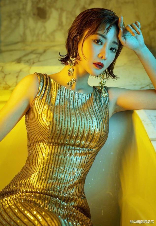 穿衣搭配|?柳岩的多肉身材太赞了，穿牛仔背带裙撑得好满，凹凸感太真实