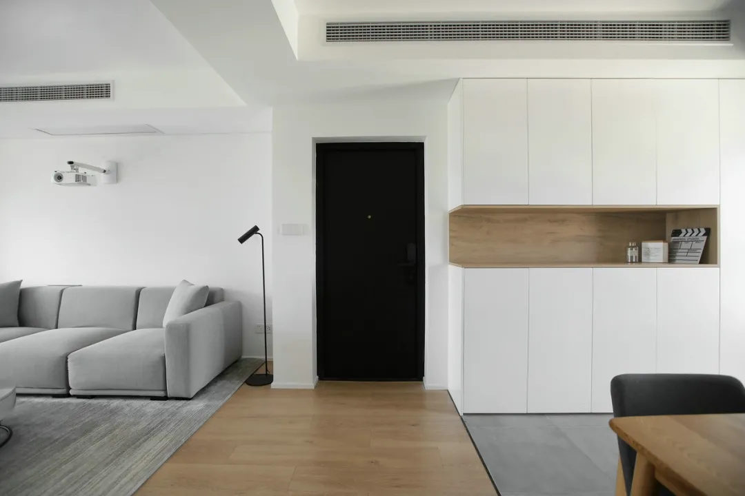 超温柔氛围感！大平层旧房改造，90后独居男生的原木小家