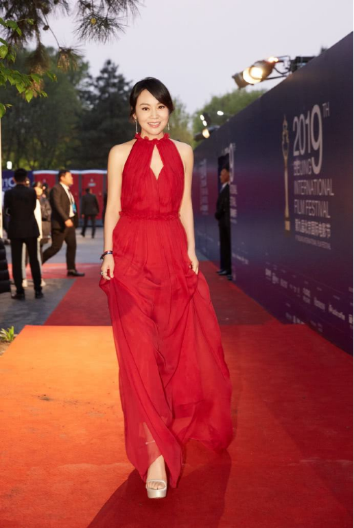 闫妮|闫妮凭什么成为最老谋女郎，为何和前夫离婚，又跟几个小鲜肉谈情说爱