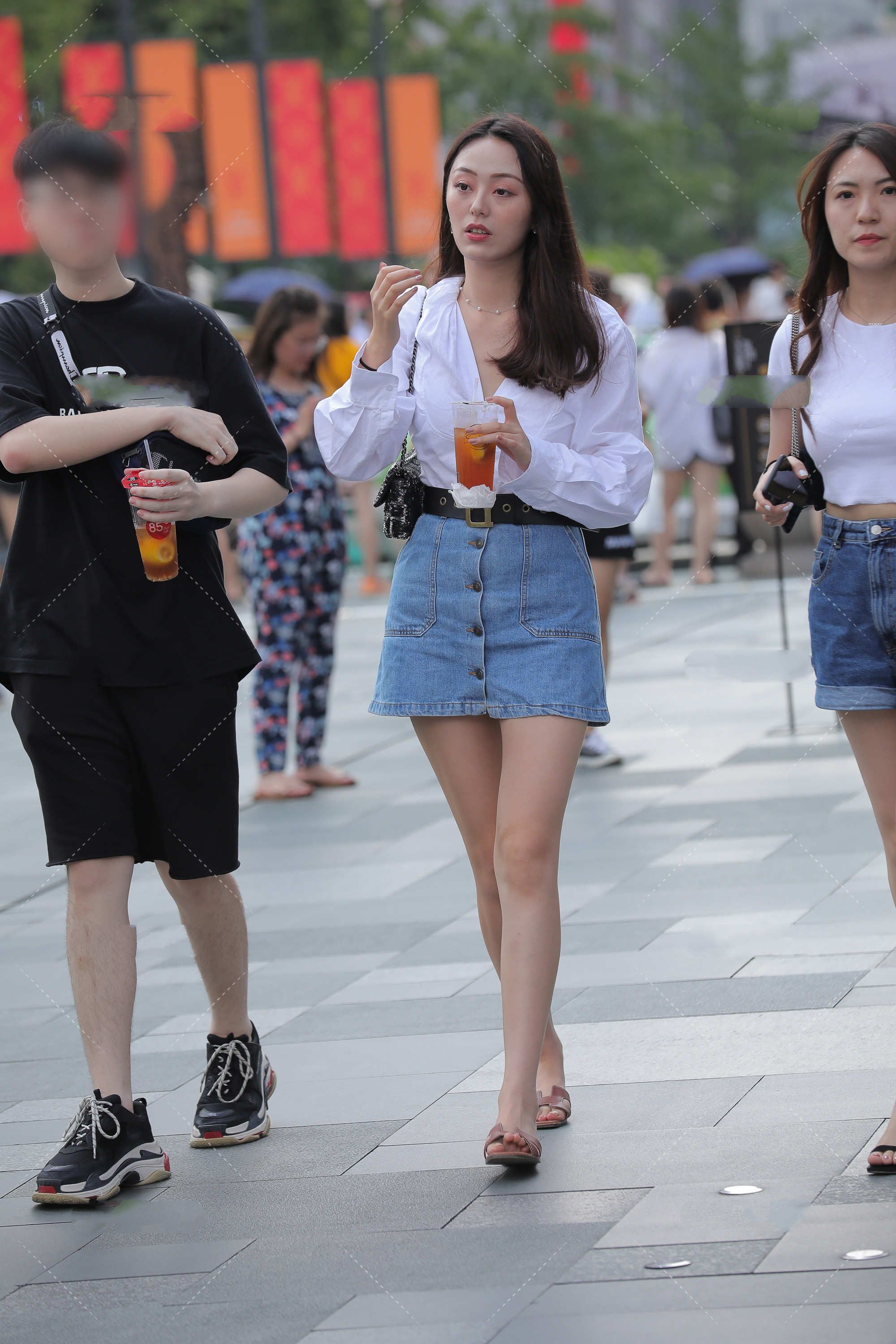 |V领衬衫搭配A字短裙，端庄大气，时尚优雅，职业范十足