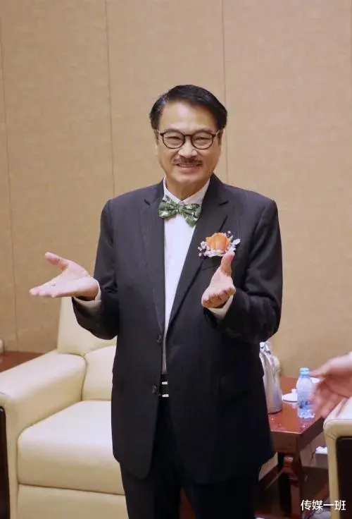 吴孟达|吴孟达灵堂现场遗照曝光，周星驰刘德华送的花牌最为显眼