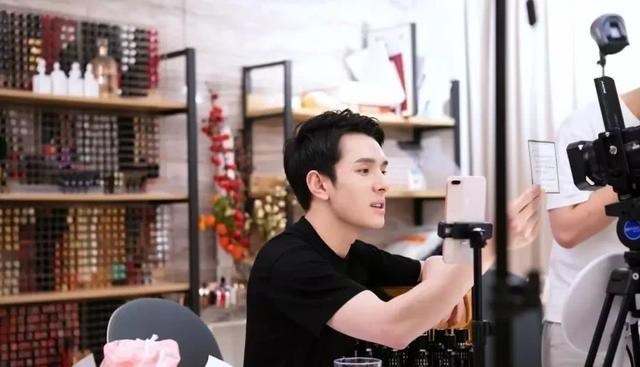 李佳琦|“带货一哥”李佳琦：对杨幂“开H腔”，却创造百亿销售额奇迹