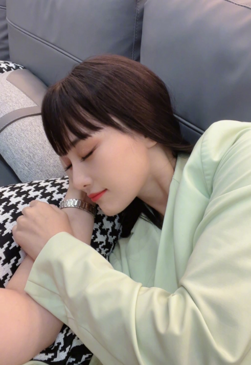 张馨予|夫妻终于团聚!张馨予晒美照大撒狗粮,躺在老公臂膀上睡觉超甜蜜