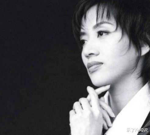 周星驰|吴孟达灵堂遗照，周星驰现身，华仔古天乐或为其扶灵