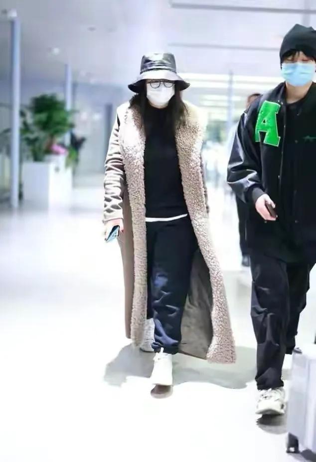 李湘|李湘离婚后有小鲜肉陪走机场！穿衣不修边幅目测180斤，变得普通