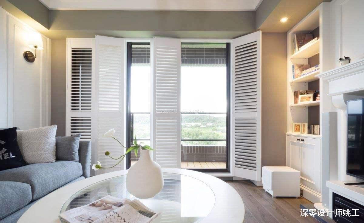 装修时最好按个阳台门，不但能隔绝外面的噪音，一个人住也有安全感