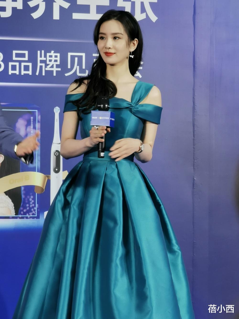 刘诗诗|吴奇隆的小娇妻刘诗诗美出新高度,穿蓝色连衣裙,人群中美得耀眼