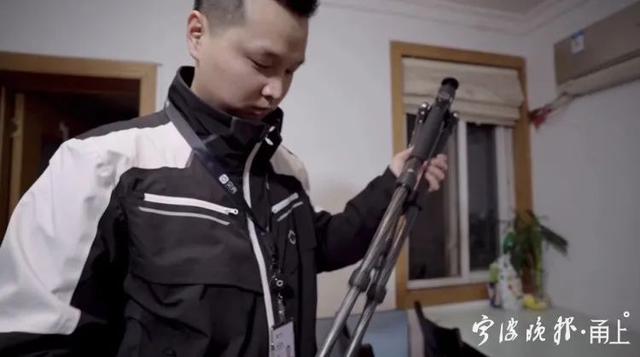 生活报 宁波男子每天背着几十斤重的器材爬100多层楼!他的职业,很多人没听过……