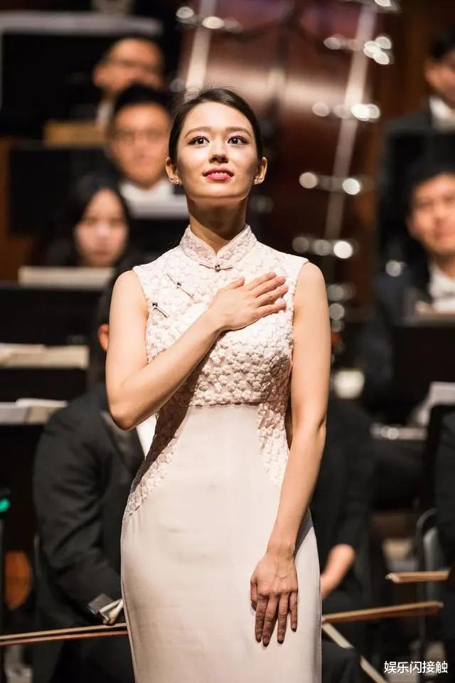 倪妮|郎朗携妻出席私人聚会，混血妻子一袭蓝色旗袍装，美艳动人又娇俏 ！