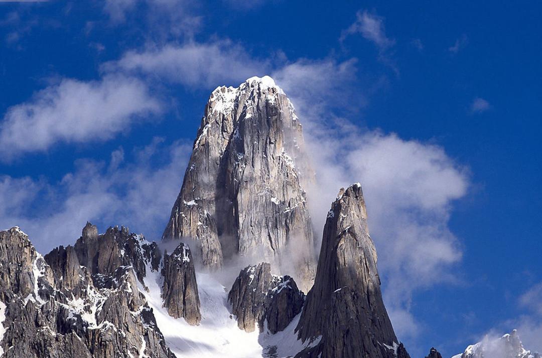 马里亚纳海沟|在太平洋扔下一块花岗岩，它是会被压碎，还是会一直沉到海底？