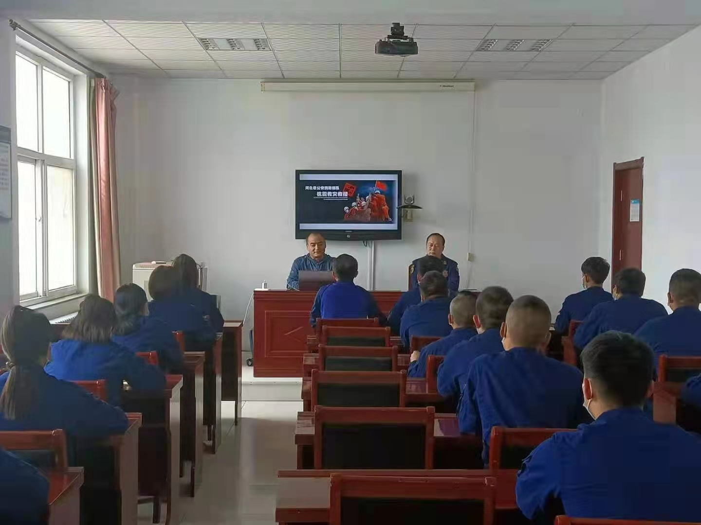 燕赵都市报 张家口涿鹿消防大队邀请汶川地震救援一等功臣刘秋生为全体指战员进行授课