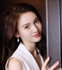 金晨|街边拍照冻出眼泪，穿抹胸裙冷到发抖，助理急忙用毛毯裹住