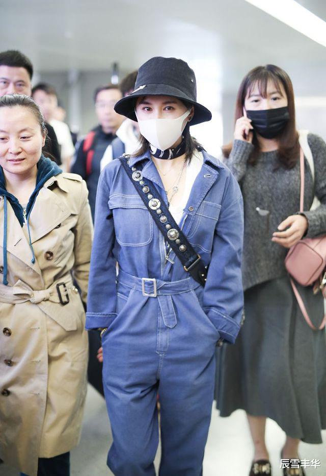 辰雪丰华 王子文用最“省力”的穿搭演绎时尚，连体裤配渔夫帽，简单又时髦