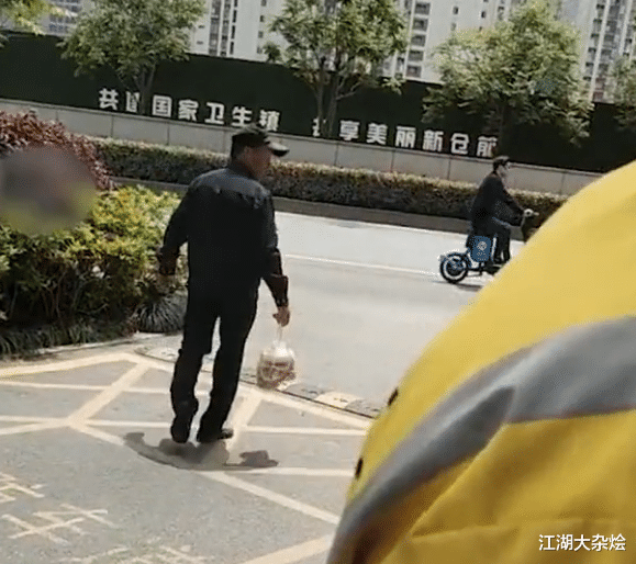 江湖大杂烩 浙江1保安，拎起业主外卖直接丢掉：要害我们扣钱