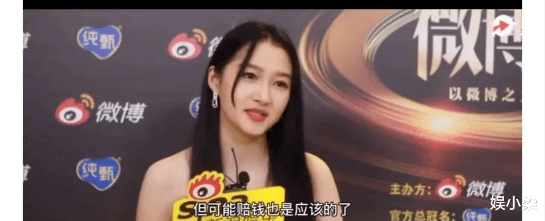 叶秋|24岁关晓彤雨天走红毯,不小心弄脏5位数礼服?苦笑自己得赔钱