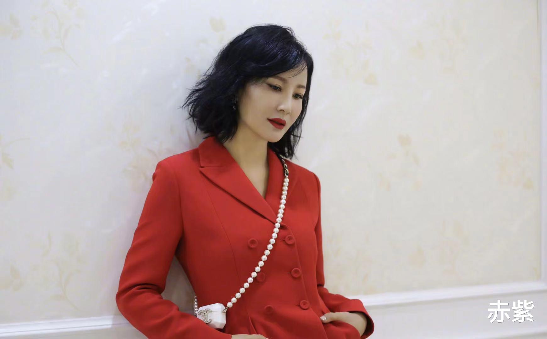 赤紫|换季黑白灰收起来吧，今年流行陶红这一身红色，显白又洋气