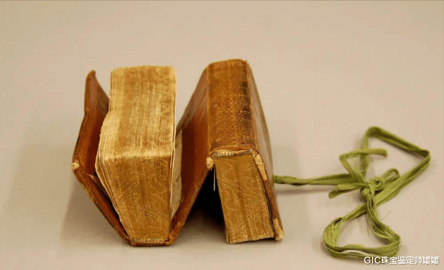 GIC珠宝鉴定师媛媛 这些欧洲古董级别的书本,封面工艺堪称一绝,镶满了名贵的宝石