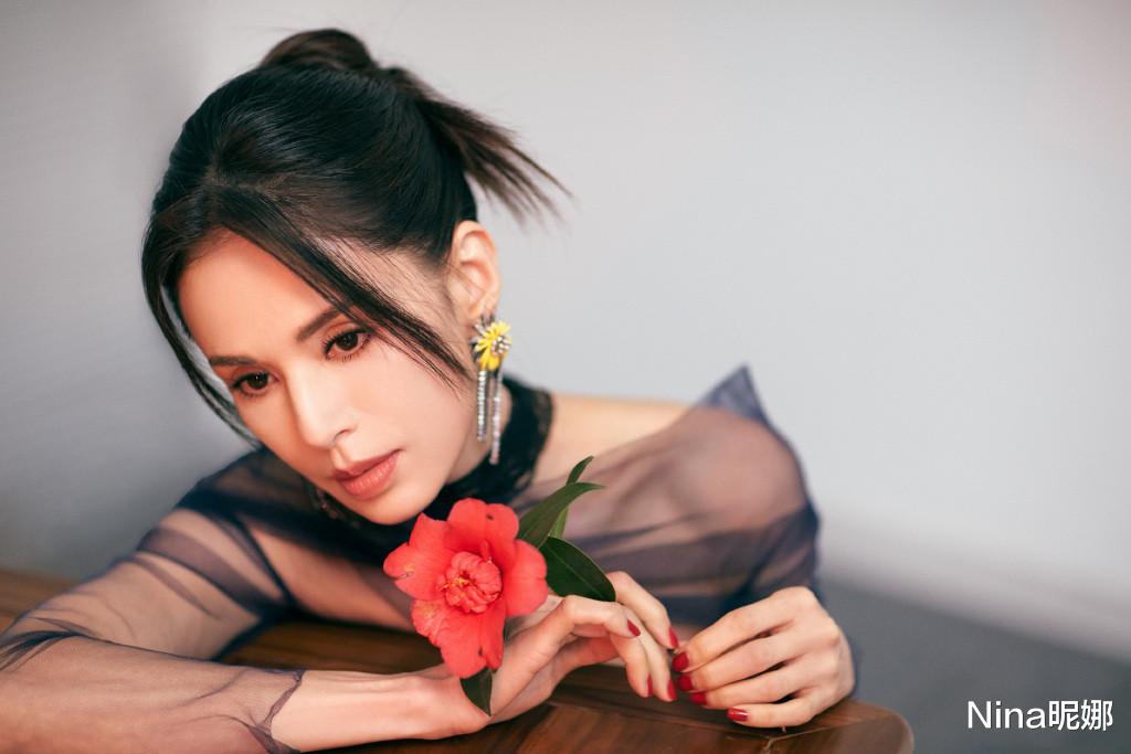 穿衣搭配|55岁李若彤真让人自卑，一把年纪穿针织裙无赘肉，“马蜂腰”女生都看酸