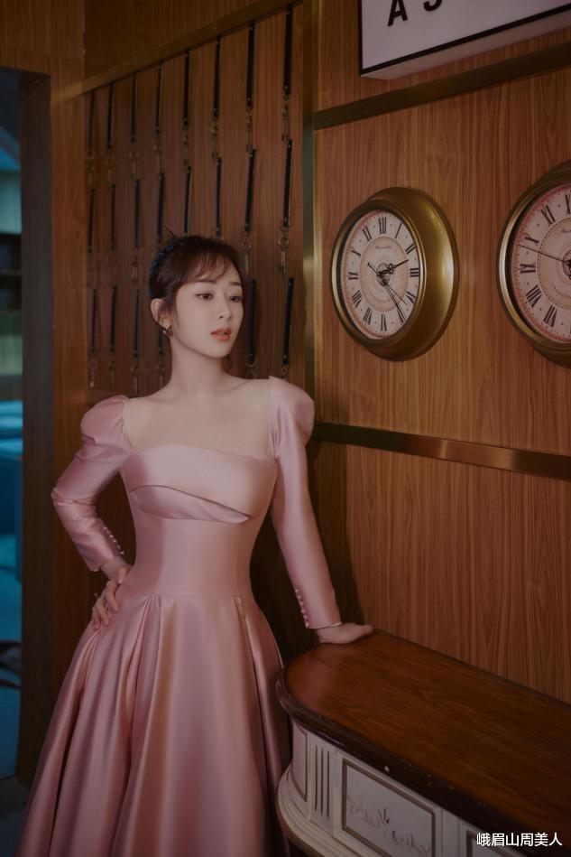 |杨紫瘦了就是自信，一袭白裙清新甜美，扎丸子头圆脸不见了