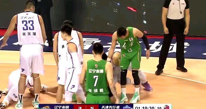 郭艾伦|16分3助攻！郭艾伦复出挑大梁，迷你双塔18+8，李晓旭意外受伤