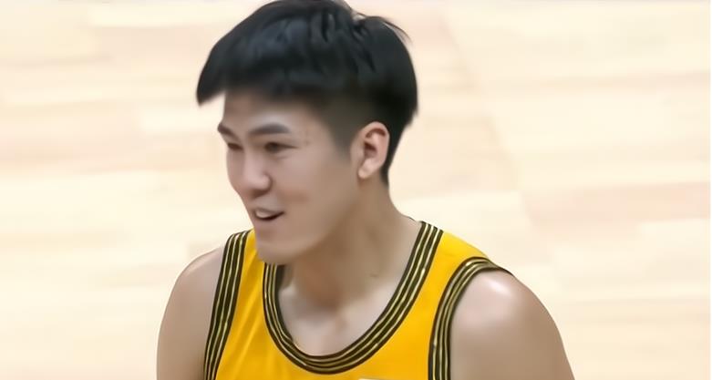 新疆男篮|93-98！CBA险爆大冷，李楠加时无缘大逆转9连败，小将王仕鹏附体
