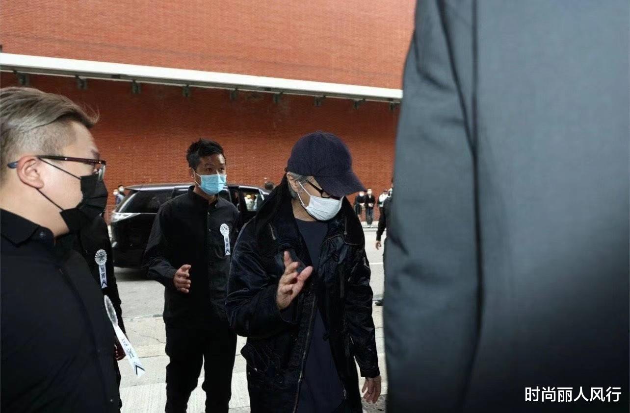 周星驰|周星驰送吴孟达最后一程！低扣帽檐踩运动鞋现身，神情难掩低落